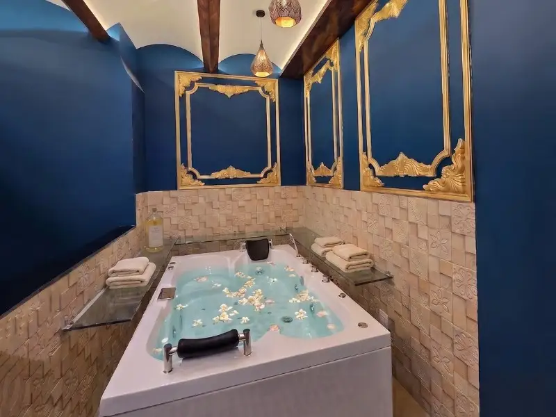 Warm private jacuzzi at Raffles Spa — jacuzzi spa in Chembur